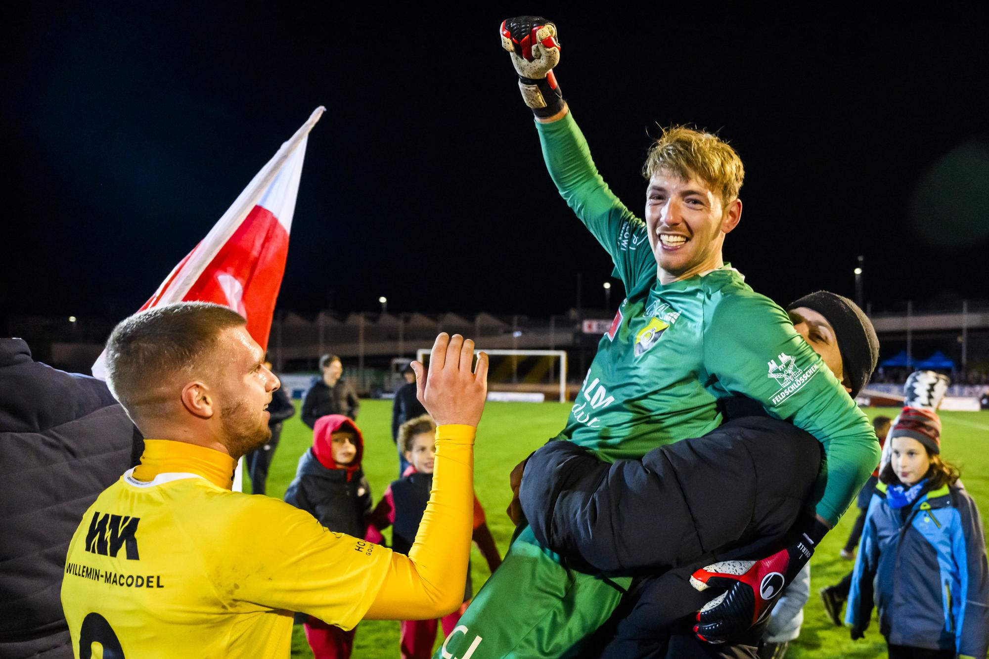 L'attaquant jurassien Clement Payan et le gardien jurassien Steven Oberle fetent la victoire et la qualification avec les supporters lors de la rencontre de 1/8eme de final de Coupe de Suisse de football entre SR Delemont et FC Luzern le mercredi 1 novembre 2023 au stade de la Blancherie a Delemont. (KEYSTONE/Jean-Christophe Bott)