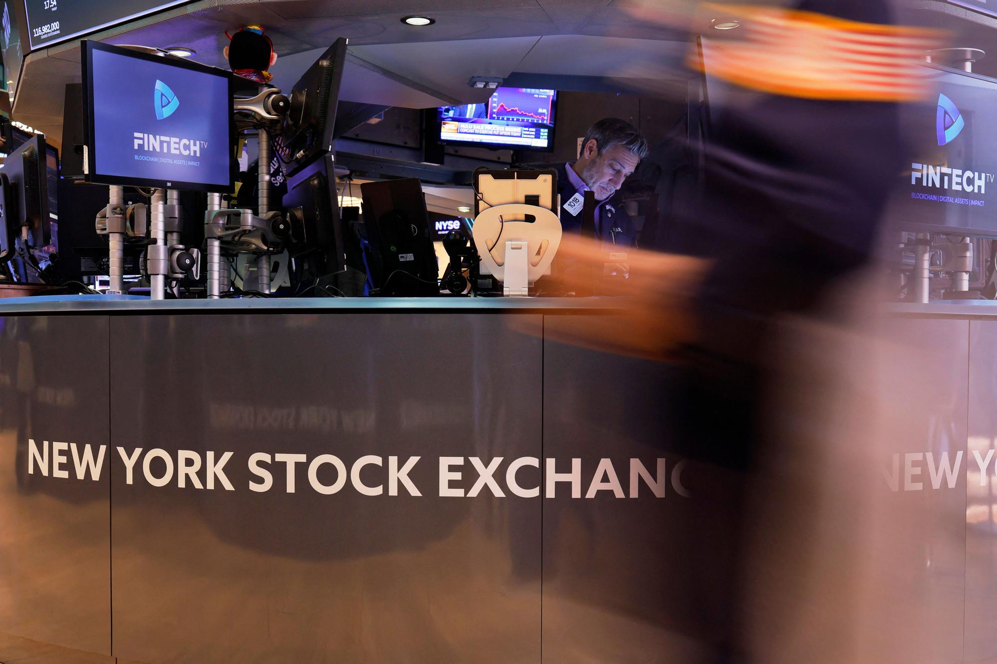 NEW YORK, NEW YORK - NOVEMBER 01: Traders work on the floor of the New York Stock Exchange during morning trading on November 01, 2023 in New York City. Stocks opened up slightly high amid Federal Reserve Chairman Jerome Powell's news conference and a decision on interest rates. The Dow and the S&P 500 both had loss for the month of October marking the first three-month losing streak for both indexes since March 2020. Michael M. Santiago/Getty Images/AFP (Photo by Michael M. Santiago / GETTY IMAGES NORTH AMERICA / Getty Images via AFP)