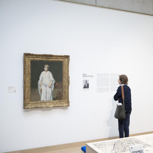 Une visiteuse découvre la nouvelle exposition Bührle.