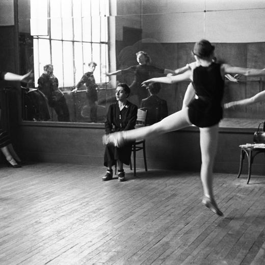 Chambre n° 6 - Tyyne Talvo ( 25 ans) finlandaise. Elle est venue à Paris pour perfectionner sa technique de danseuse classique sur pointes. Tous les jours elle va de 11 heures à 14 heures au studio Wacker, chez Nora Kiss avec qui travaillent les plus grands danseurs de ballet du monde.  Chez Nora Kiss, Tyyne Talco a pour camarades de cours, des danseurs du Marquis de Cuevas.