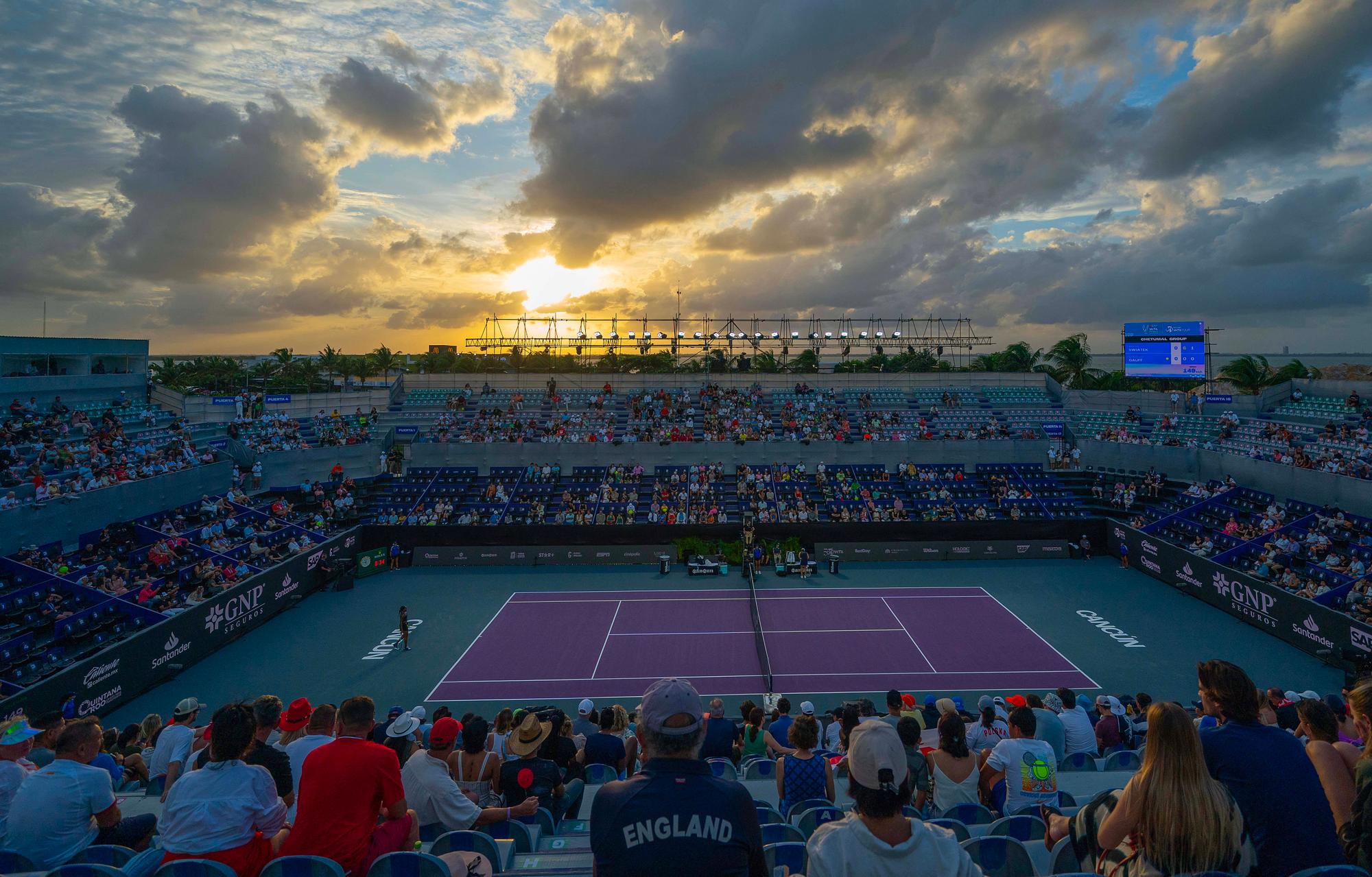 Tennis: WTA, Tennis Damen Finals Nov 1, 2023 Cancun, Mexico General view of the stadium for the Iga Swiatek POL and Coco Gauff USA match on day four of the GNP Saguaros WTA Finals Cancun. Cancun ENTER STATE Mexico, EDITORIAL USE ONLY PUBLICATIONxINxGERxSUIxAUTxONLY Copyright: xSusanxMullanex 20231101_pmo_au2_012