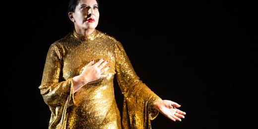 ARCHIV - 27.08.2020, Bayern, München: Die Performance-Künstlerin Marina Abramovic agiert im Nationaltheater während einer Fotoprobe für das Stück «7 Death of Maria Callas» auf der Bühne. Mit mehrmonatiger Verspätung aufgrund der Corona-Pandemie feierte das Bühnenwerk von Abramovic am 01.09.2020 seine Uraufführung in der Bayerischen Staatsoper. Die in Serbien geborene Künstlerin feiert am 30.11.2021 ihren 75. Geburtstag. (zu dpa: «Die Königin der Performance-Kunst: Marina Abramovic wird 75») Foto: Sven Hoppe/dpa - ACHTUNG: Nur zur redaktionellen Verwendung im Rahmen der Berichterstattung über das Stück ·7 Death of Maria Callas· in der Staatsoper München. Jede andere Art der Verwertung/ Veröffentlichung bedarf der Zustimmung der Bayerischen Staatsoper. +++ dpa-Bildfunk +++ (KEYSTONE/DPA/Sven Hoppe)