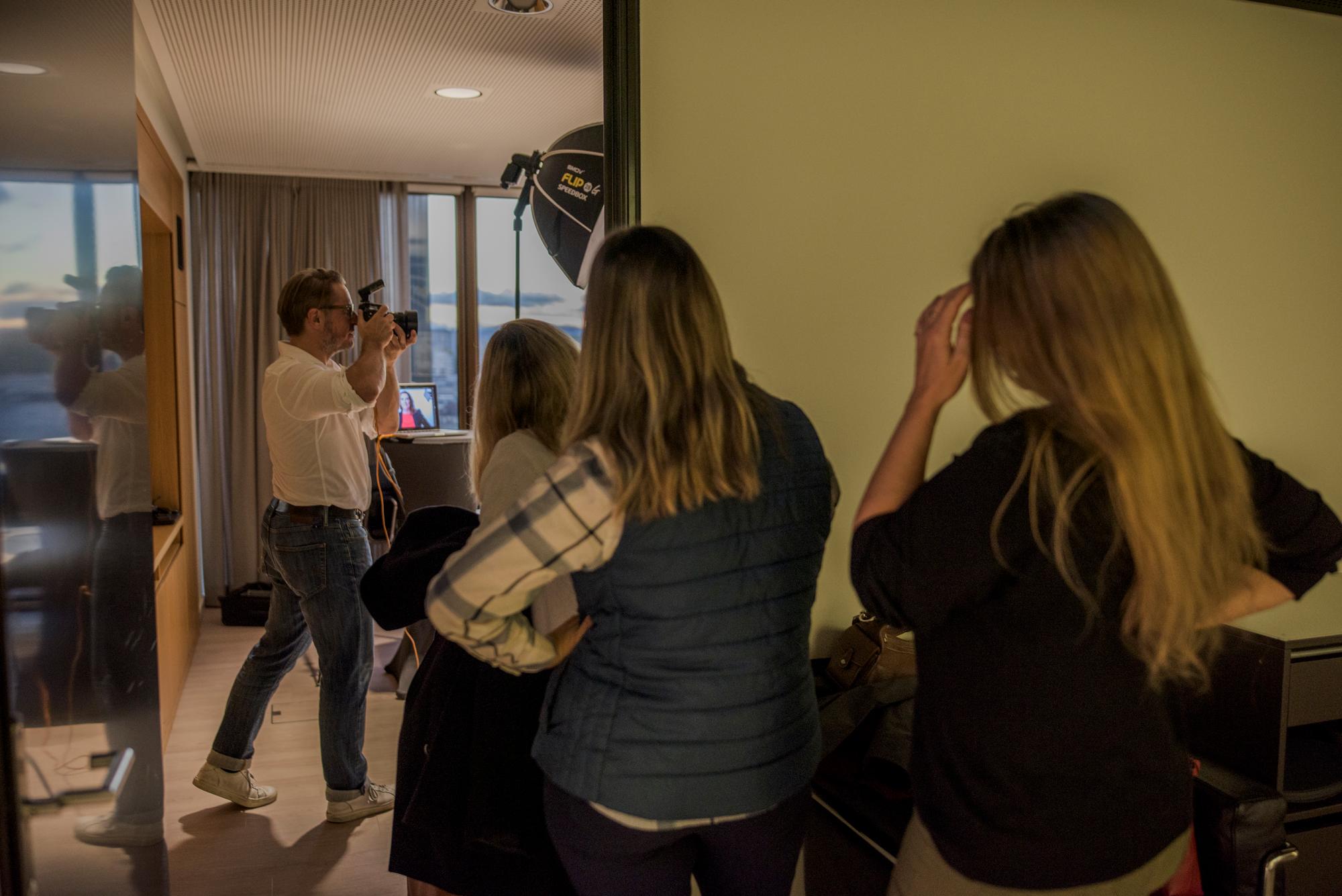 Evénement FER pour demandeurs d'emploi. séance photo portaits des candidats. Genève. 31.10.2023. Eddy Mottaz / Le Temps