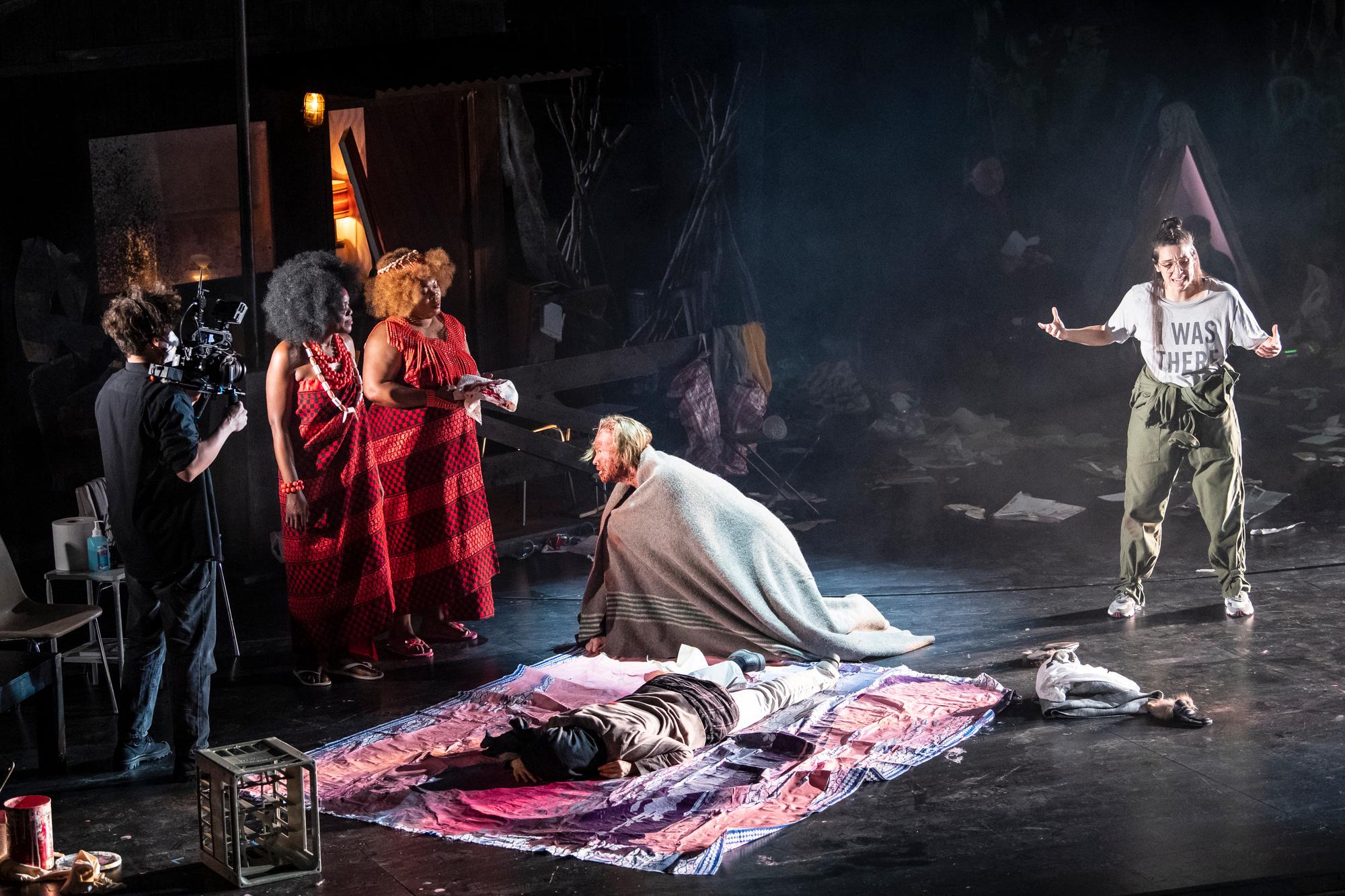 Milo Rau a effectué sa première mise en scène d'opéra au Grand Théâtre en 2021 avec La Clémence de Titus de Mozart.