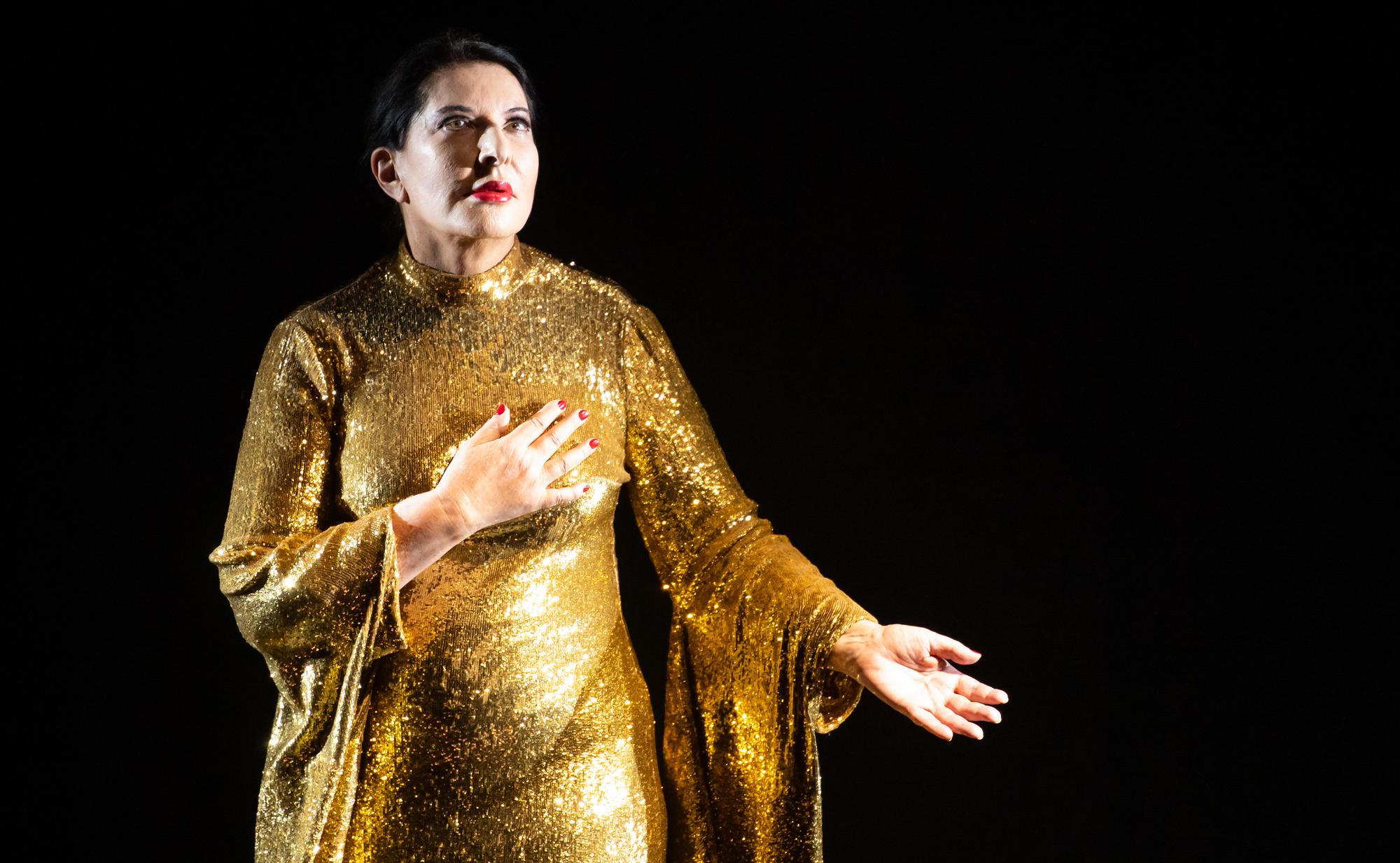 ARCHIV - 27.08.2020, Bayern, München: Die Performance-Künstlerin Marina Abramovic agiert im Nationaltheater während einer Fotoprobe für das Stück «7 Death of Maria Callas» auf der Bühne. Mit mehrmonatiger Verspätung aufgrund der Corona-Pandemie feierte das Bühnenwerk von Abramovic am 01.09.2020 seine Uraufführung in der Bayerischen Staatsoper. Die in Serbien geborene Künstlerin feiert am 30.11.2021 ihren 75. Geburtstag. (zu dpa: «Die Königin der Performance-Kunst: Marina Abramovic wird 75») Foto: Sven Hoppe/dpa - ACHTUNG: Nur zur redaktionellen Verwendung im Rahmen der Berichterstattung über das Stück ·7 Death of Maria Callas· in der Staatsoper München. Jede andere Art der Verwertung/ Veröffentlichung bedarf der Zustimmung der Bayerischen Staatsoper. +++ dpa-Bildfunk +++ (KEYSTONE/DPA/Sven Hoppe)