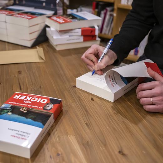 L'ecrivain Suisse Joel Dicker, dedicace son nouveau livre " L'affaire Alaska Sanders" a l'occasion d'une seance de dedicaces a Librairie Galerie Atmosphere a Geneve, ce vendredi 4 mars 2022. (KEYSTONE/Martial Trezzini)