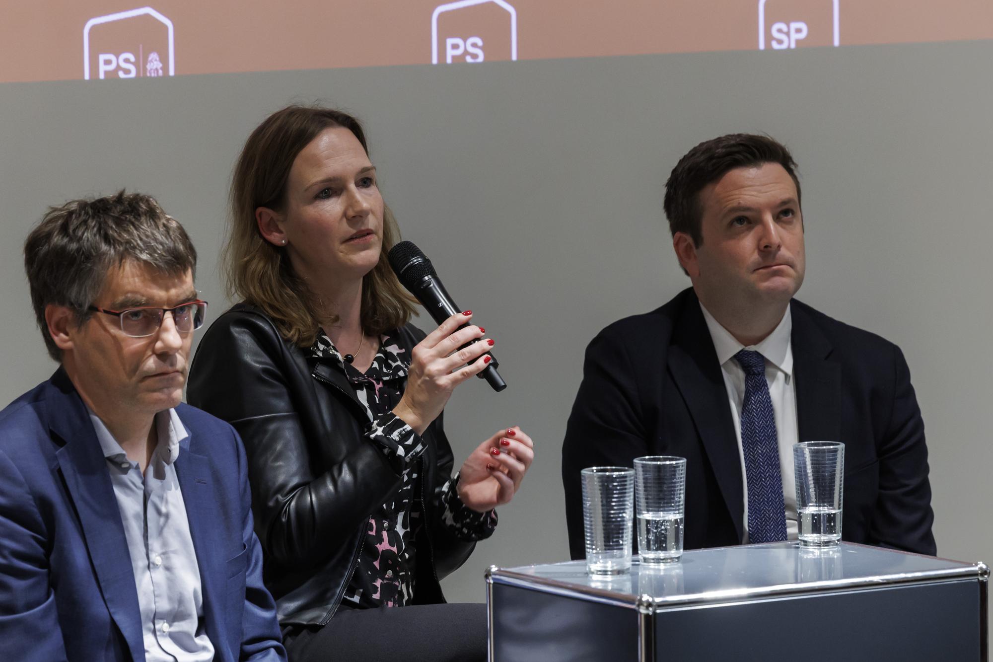 Les six candidats socialiste, de gauche a droite, Roger Nordmann (PS - Vaud), Evi Allemann (PS - Berne), et Jon Pult (PS - Grison), s'expriment en audition publique lors d'une tournee d'auditions publiques organisee par le PS Suisse pour la succession du Conseiller federal Alain Berset, ce lundi 6 novembre 2023 a Geneve. En novembre, le Parti socialiste Suisse organise, en partenariat avec les Partis cantonaux concernes, des auditions publiques pour la succession d'Alain Berset au Conseil federal a Geneve, Bienne, Olten et Schaffhouse. (KEYSTONE/Salvatore Di Nolfi)