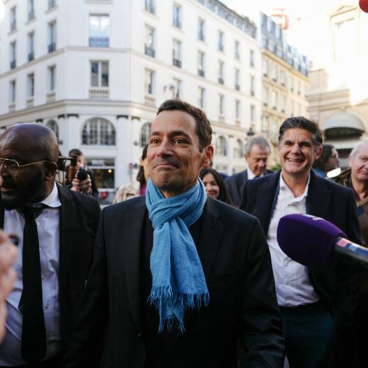 Laureate of the Prix Goncourt literary prize, French author Jean-Baptiste Andrea (C) reacts as he arrives at the Drouant restaurant in Paris on November 7, 2023. Andrea was awarded for his novel "Veiller sur elle" (Watch over her). (Photo by Dimitar DILKOFF / AFP)