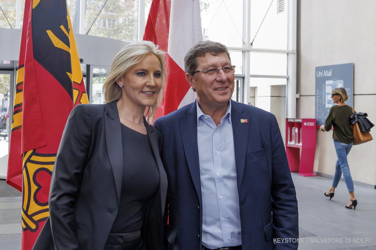 Celine Amaudruz, candidate UDC a l'election au Conseil aux Etats et au Conseil national, avec Mauro Poggia, candidat MCG a l'election au Conseil aux Etats, posent pour des photos a Uni Mail le lieu de depouillement centralise des bulletins de vote du canton de Geneve, lors de la journee des elections federales 2023 du Conseil national et du Conseil des Etats, ce dimanche 22 octobre 2023 a Geneve. Les citoyens suisses se rendent aux urnes pour renouveler le parlement federale des deux chambres - Conseil National et Conseil aux Etats. (KEYSTONE/Salvatore Di Nolfi)