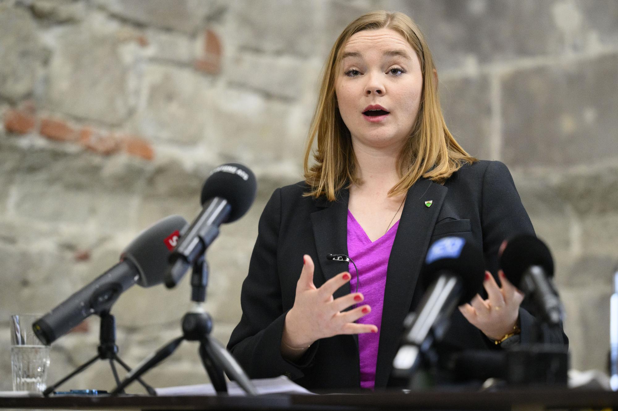 La conseillere d'Etat vaudoise Valerie Dittli parle lors de la presentation des conclusions de l'expert independant sur le domicile fiscal de la conseillere d'Etat vaudoise Valerie Dittli ce jeudi 23 mars 2023 a Lausanne. (KEYSTONE/Laurent Gillieron)