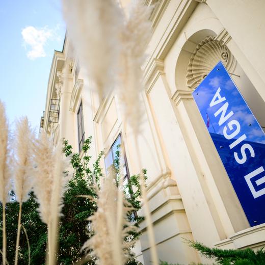 epa10964333 The logo of Austrian real estate and trading company Signa Holding is seen at the group?s Vienna office, in Vienna, Austria, 08 November 2023. Rene Benko, Austrian business man and founder of Signa Holding, announced earlier 0n 08 November to hand over his chairmanship of the Signa Holding advisory board to German liquidator Arndt Geiwitz. EPA/CHRISTIAN BRUNA