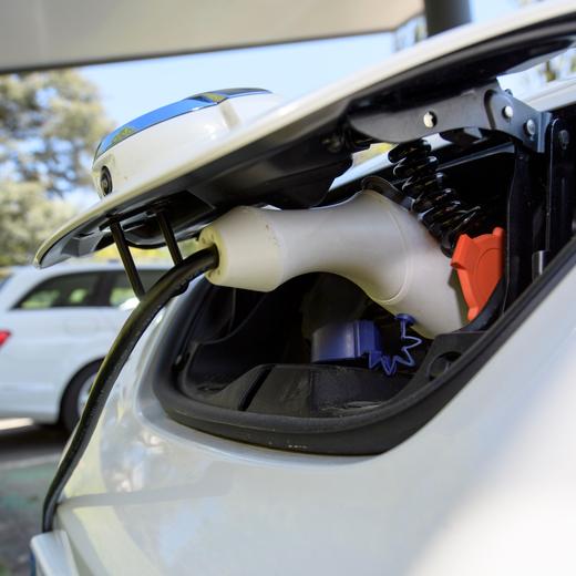 Une voiture electrique est garee sur une place reservee pour elle et a cote d'une borne electrique de recharge sur un parking aux Palais de Nations, ce vendredi, 21 avril 2017, a Bernex pres de Geneve. ()