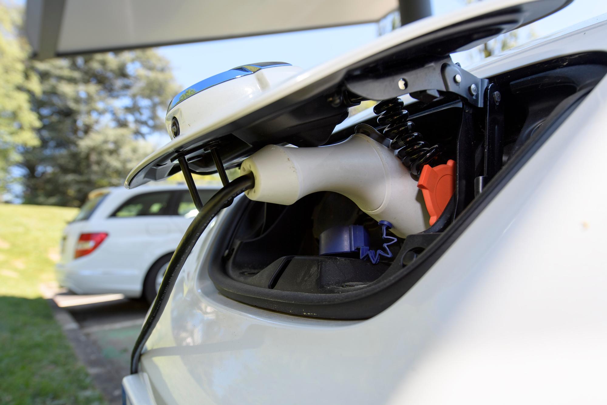 Une voiture electrique est garee sur une place reservee pour elle et a cote d'une borne electrique de recharge sur un parking aux Palais de Nations, ce vendredi, 21 avril 2017, a Bernex pres de Geneve. ()