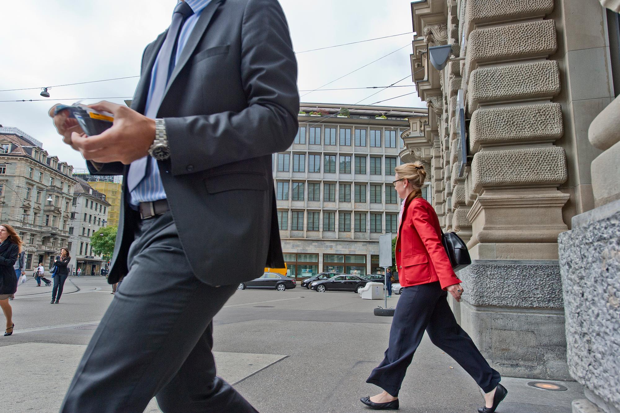 People step out of the building of Credit Suisse bank in Paradeplatz Square in Zurich, Switzerland, pictured on June 5, 2012. (KEYSTONE/Steffen Schmidt)
