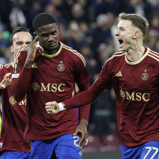 Servette's forward Chris Bedia, center, celebrates his goal with his teammates after scoring the 2:1, during the UEFA Europa League group G soccer match between Switzerland's Servette FC and Moldova's FC Sheriff Tiraspol, at the Stade de Geneve stadium, in Geneva, Switzerland, Thursday, November 9, 2023. (KEYSTONE/Salvatore Di Nolfi)