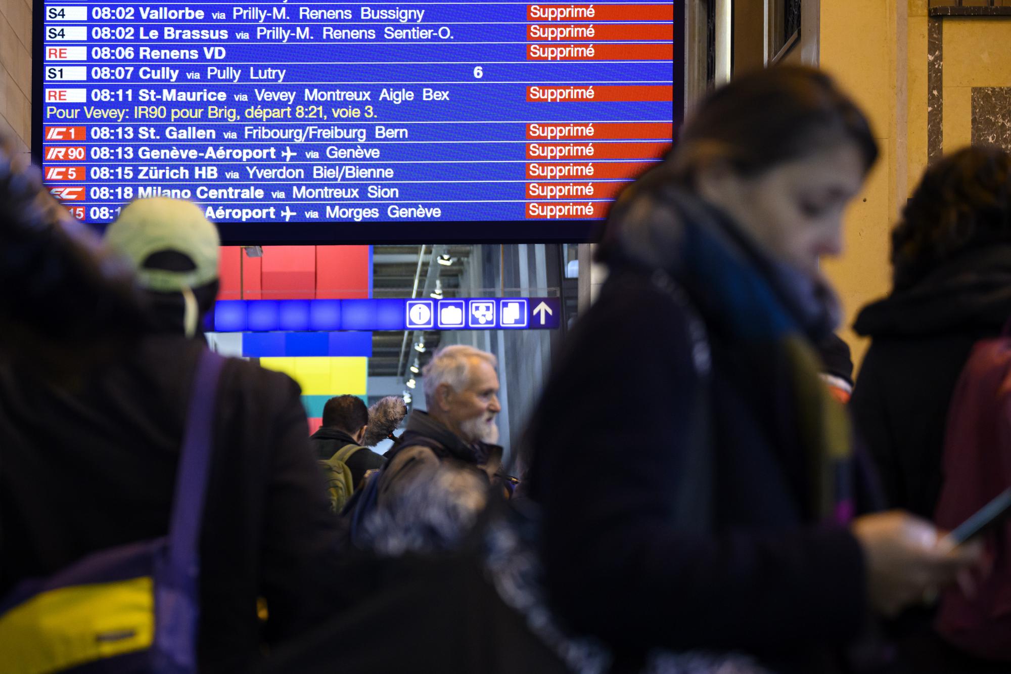 Des voyageurs observent le panneau des horaire avec la mention des trains supprime ce jeudi 9 novembre 2023 a la Gare CFF de Lausanne. Plus aucun train ne circule entre Geneve et Lausanne. Une panne technique en gare de Renens perturbe fortement le trafic ferroviaire sur l'arc lemanique. Les lignes Lausanne-Geneve/Yverdon sont interrompues (KEYSTONE/Laurent Gillieron)