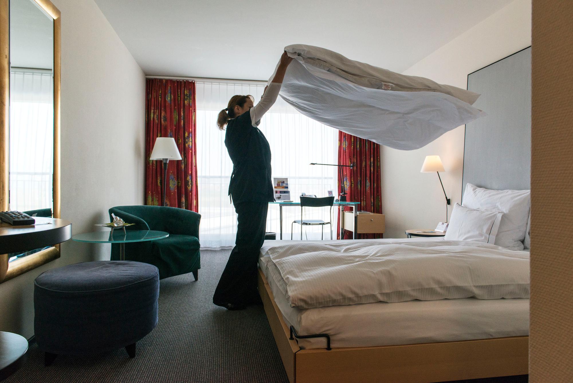 Blick hinter die Kulissen im Hotel Seedamm Plaza am 31. Maerz 2014. Ein Zimmermaedchen Bereitet die Betten fuer die neuen Gaeste vor.