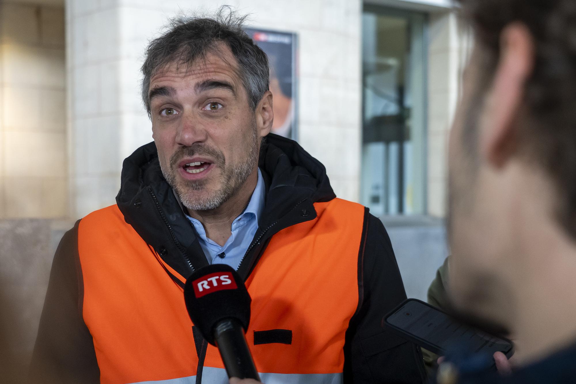 David Fattebert, directeur regional des CFF pour la Suisse romande, s'exprime sur la panne technique et les perturbation, ce jeudi 9 novembre 2023 a la Gare CFF de Lausanne. Plus aucun train des CFF ne circule entre Geneve et Lausanne. Une panne technique en gare de Renens perturbe fortement le trafic ferroviaire sur l'arc lemanique. Les lignes Lausanne-Geneve/Yverdon sont interrompues. (KEYSTONE/Laurent Merlet)