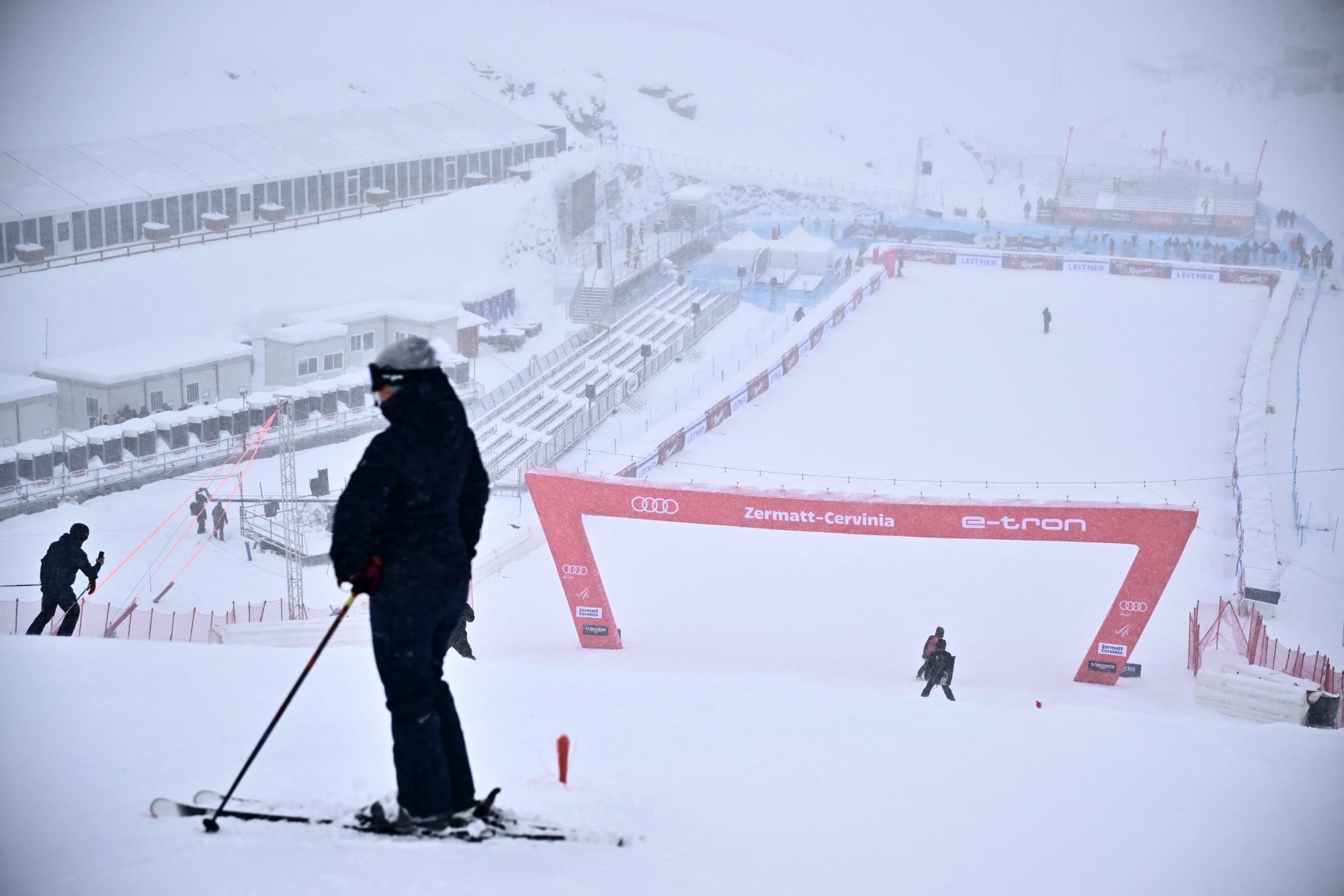 Helpers close the Zermatt-Cervinia track on November 10, 2023 after the men's downhill training was cancelled due to bad weather during the FIS Alpine Ski World Cup in Italy. (Photo by Marco BERTORELLO / AFP) NL1011