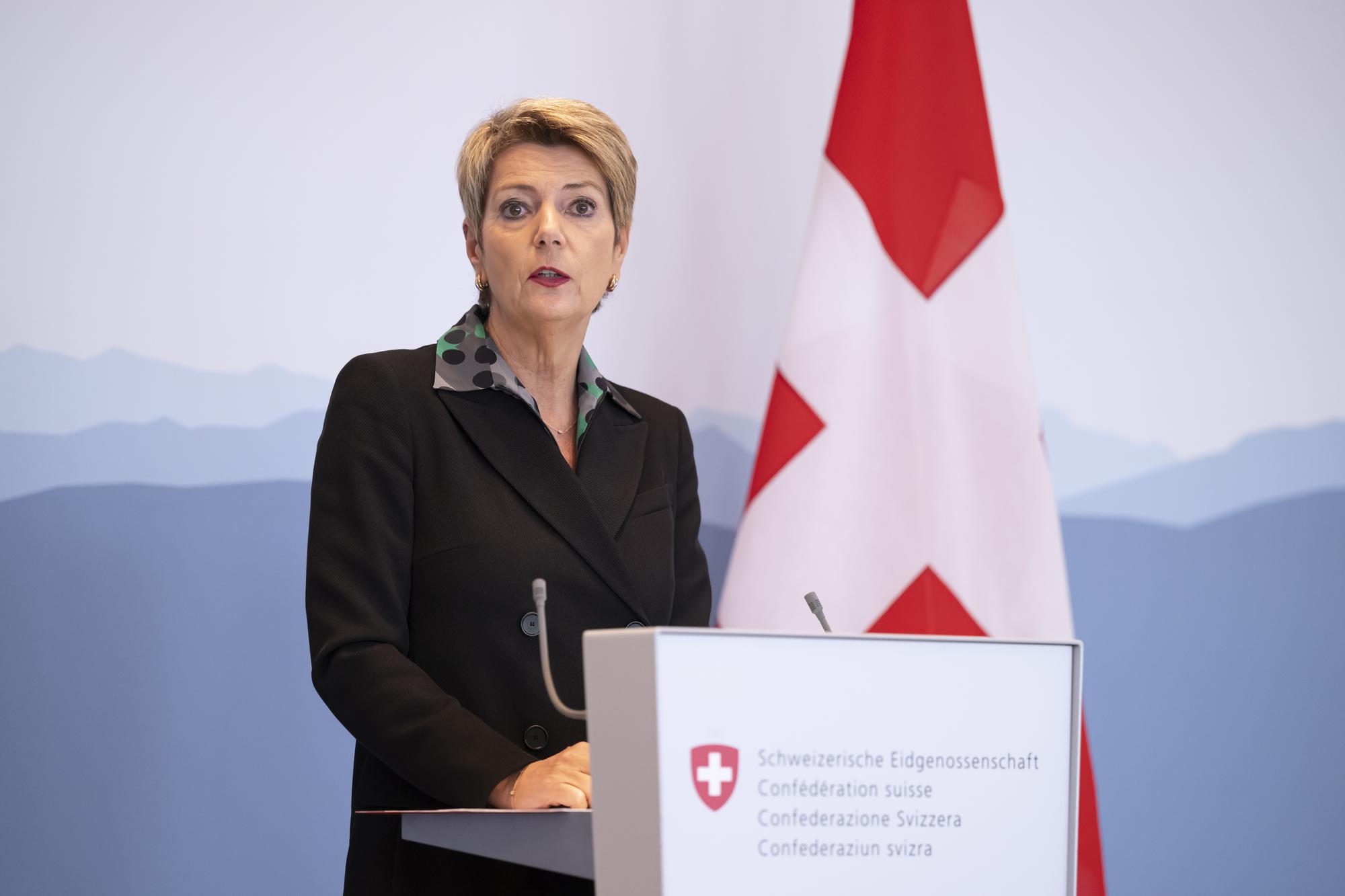 Bundesraetin Karin Keller-Sutter spricht waehrend einer Medienkonferenz zu bilateralen Steuerfragen mit Italien, am Freitag, 10. November 2023 im Bernerhof, in Bern. (KEYSTONE/Anthony Anex)