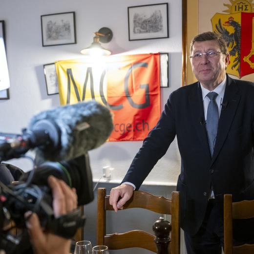 Mauro Poggia, candidat MCG a l'election au Conseil aux Etats, attend les resultats dans son stamm, lors du 2e tour des elections federales au Conseil des Etats, ce dimanche 12 novembre 2023 a Geneve. (KEYSTONE/Martial Trezzini)