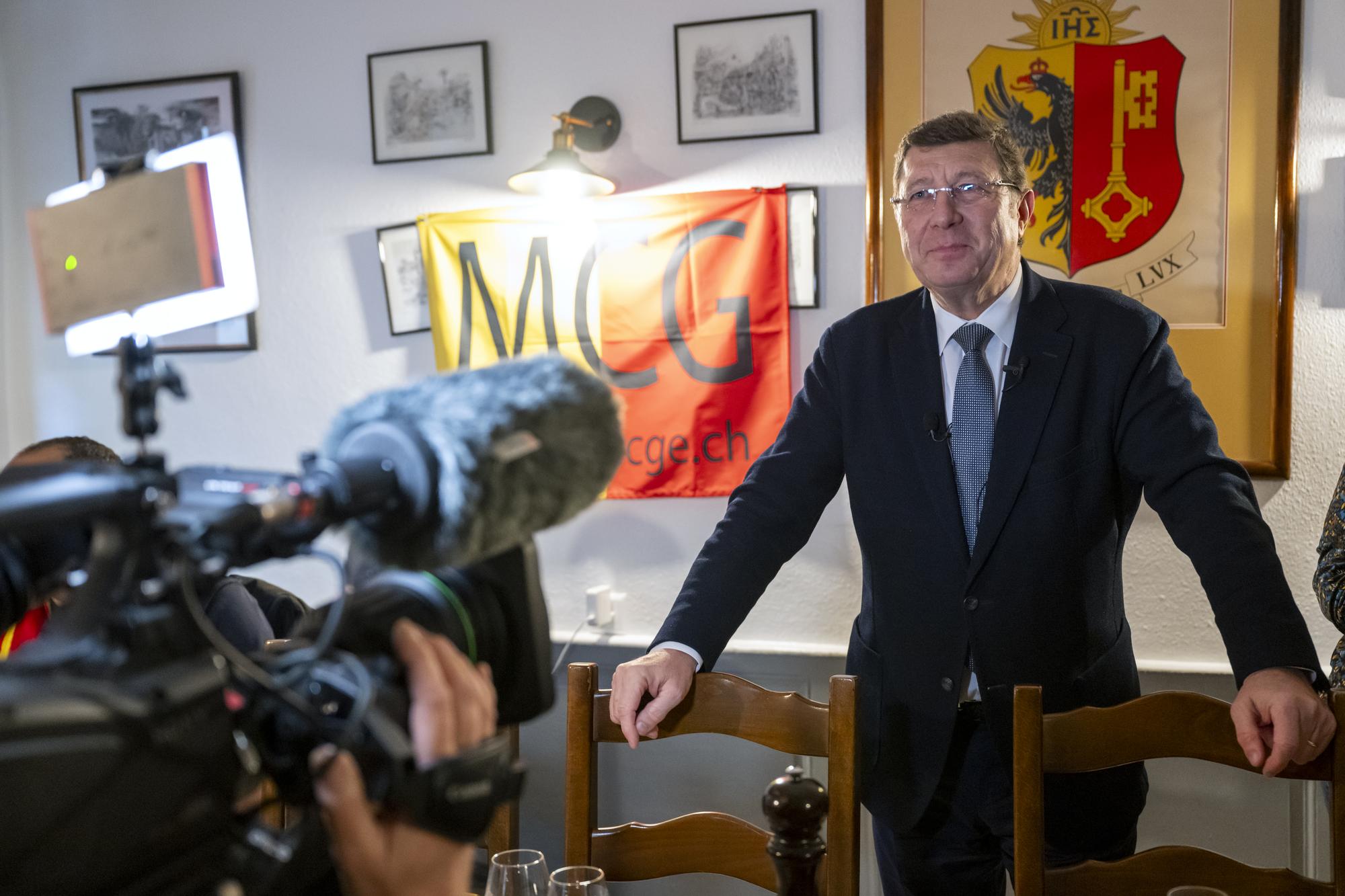 Mauro Poggia, candidat MCG a l'election au Conseil aux Etats, attend les resultats dans son stamm, lors du 2e tour des elections federales au Conseil des Etats, ce dimanche 12 novembre 2023 a Geneve. (KEYSTONE/Martial Trezzini)