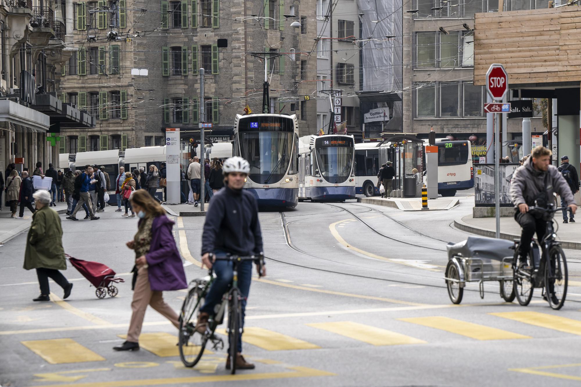 Des trams et bus des Transports publics genevois (TPG) sont photographies a l'arret Coutance, lors de la journee de greve du personnel des Transports publics genevois (TPG), ce mercredi 12 octobre 2022 a Geneve. A l'appel du Syndicat du personnel des transports (SEV) et de Transfair, une partie du personnel des Transports publics genevois (TPG) est en greve pour demander l'indexation entiere du rencherissement, soit 1,2%, depuis le debut de l'annee. (KEYSTONE/Martial Trezzini)