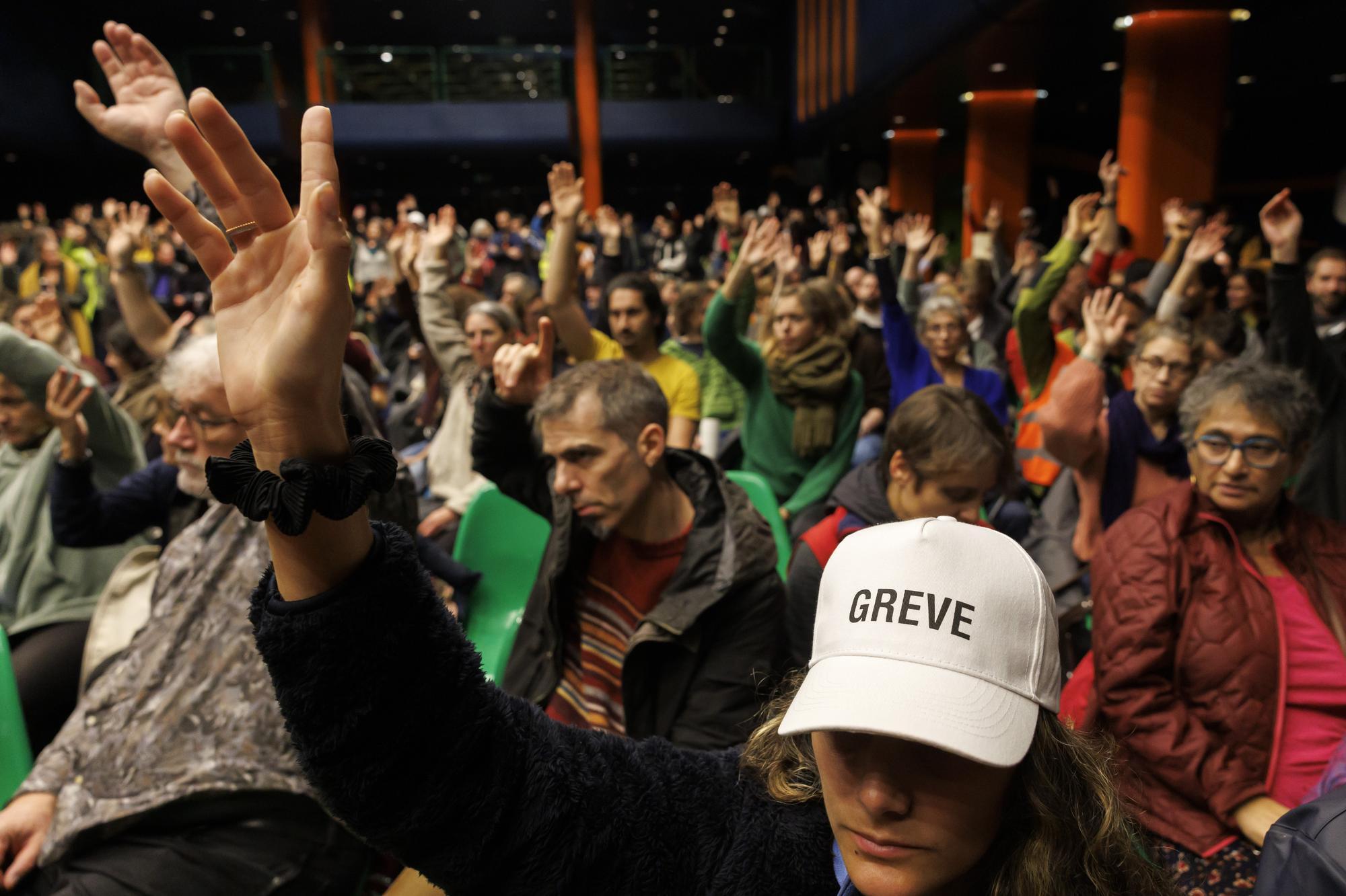 Les fonctionnaires votent une resolution en assemblee du personnel de l'Etat de Geneve, lors de la greve de la fonction publique a l'appel du Cartel intersyndical, ce mardi 14 novembre 2023 a Geneve. Un peu moins d'un millier de fonctionnaires genevois ont defile dans les rues de Geneve, mardi soir, pour reclamer une indexation de leurs salaires en 2024. Ils reclament une hausse de 5%. Le Conseil d'Etat genevois n'est pour l'instant dispose qu'a leur accorder 1% d'augmentation. (KEYSTONE/Salvatore Di Nolfi)