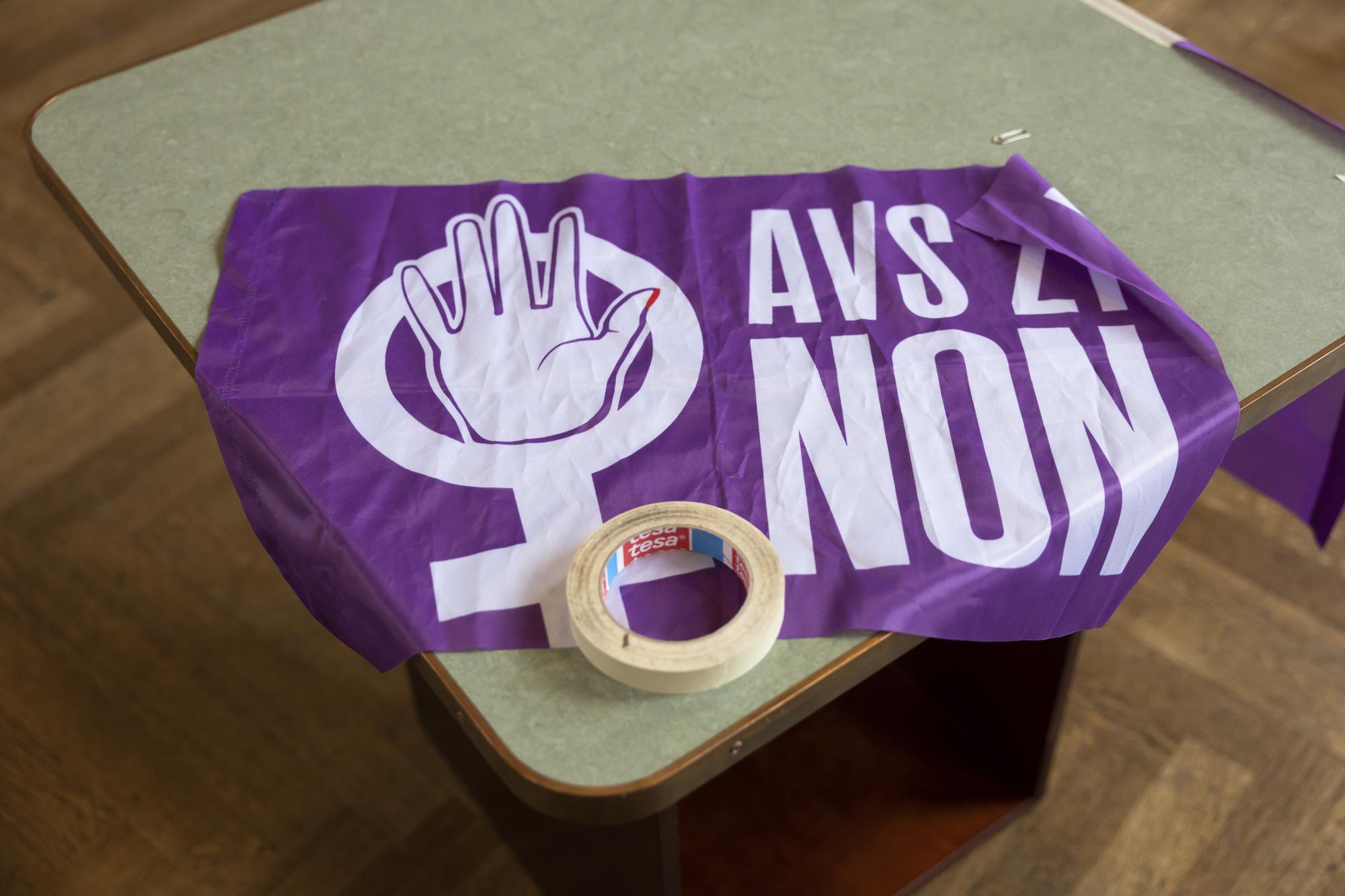 Eine "AVS 21 NON" Fahne liegt auf einem Tisch, beim Versammlungsort der Linken, am Sonntag, 25. September 2022 im Progr in Bern. Die Linke lehnt mehrheitlich die AHV-Vorlage und die Verrechnungssteuer-Vorlage ab, und unterstuetzt die Massentierhaltungsinitiatve. (KEYSTONE/Peter Klaunzer)