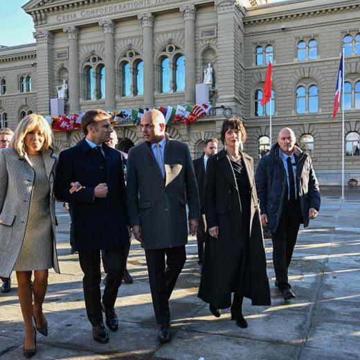 Switzerland's President Alain Berset (2nd R) and his wife Muriel Zeender Berset (R) and France's President Emmanuel Macron (2nd L) and his wife Brigitte Macron (L) walk on the Place Federale (also known as Bundesplatz) during a welcoming ceremony in Bern, on November 15, 2023. French President Emmanuel Macron and his wife Brigitte Macron are on a state visit to Switzerland from November 15 to November 16, 2023. (Photo by Bertrand GUAY / AFP)