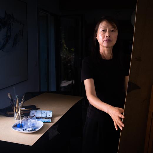 France, Ayse, 2023-10-06. Portrait of Korean-born painter Ji-Young Demol Park. Photo by Leo PIERRE / Hans Lucas for Le Temps.  France, Ayse, 2023-10-06. Portrait de l'artiste peintre d'origine coreenne Ji-Young Demol Park. Photographie de Leo PIERRE / Hans Lucas pour Le Temps.
