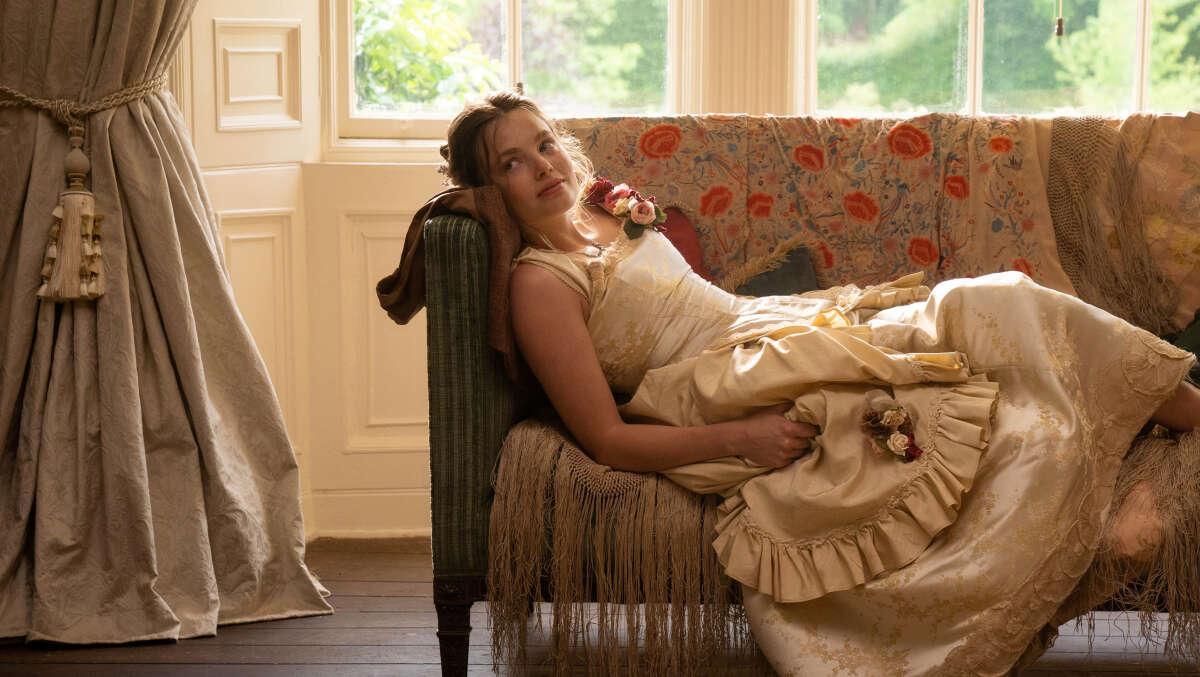 THE BUCCANEERS  2023 serie TV creee par Katherine Jakeways  saison 1 episode 2  Kristine Froseth.  d'apres le roman de Edith Wharton  based on the novel by Edith Wharton  Prod DB © Angus Pigott - Apple TV+ - The Forge Entertainment