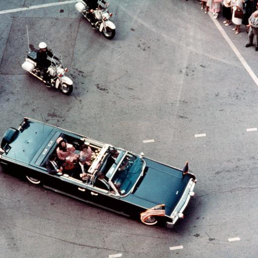 JFK, back of car: Steve Reed as John F. Kennedy, Jodie Farber as Jackie Kennedy 1991. Warner Brothers/courtesy Everett Collection Warner Bros/Courtesy Everett Collection PUBLICATIONxINxGERxSUIxAUTxONLY Copyright: xWarnerxBros/CourtesyxEverettxCollectionx M8DJFKK EC007