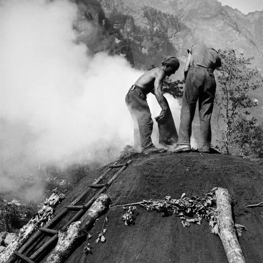 Koehler bei der Arbeit in einem Tessiner Dorf, aufgenommen im September im Kriegsjahr 1944. (KEYSTONE/PHOTOPRESS-ARCHIV/Milou Steiner)