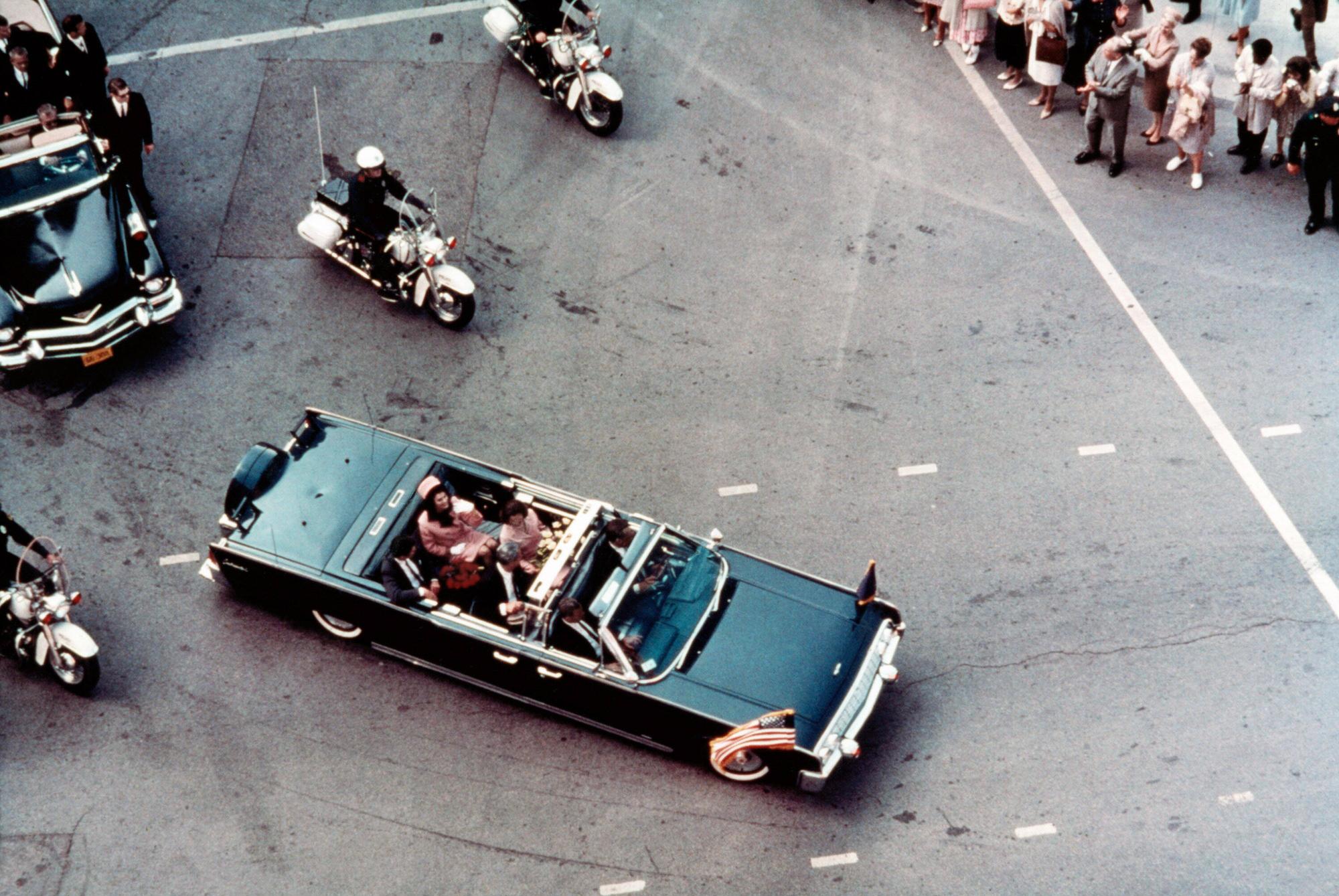 JFK, back of car: Steve Reed as John F. Kennedy, Jodie Farber as Jackie Kennedy 1991. Warner Brothers/courtesy Everett Collection Warner Bros/Courtesy Everett Collection PUBLICATIONxINxGERxSUIxAUTxONLY Copyright: xWarnerxBros/CourtesyxEverettxCollectionx M8DJFKK EC007