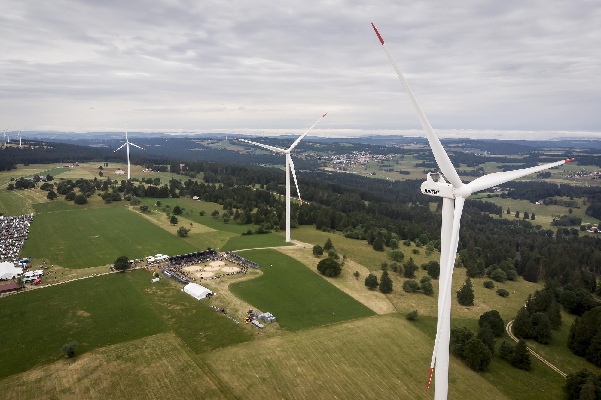 Vue aerienne des eoliennes et de la place de lutte, lors de la fete de lutte du Jura bernois, ce dimanche 26 juin 2022, au Mont Crosin.(KEYSTONE/Anthony Anex)