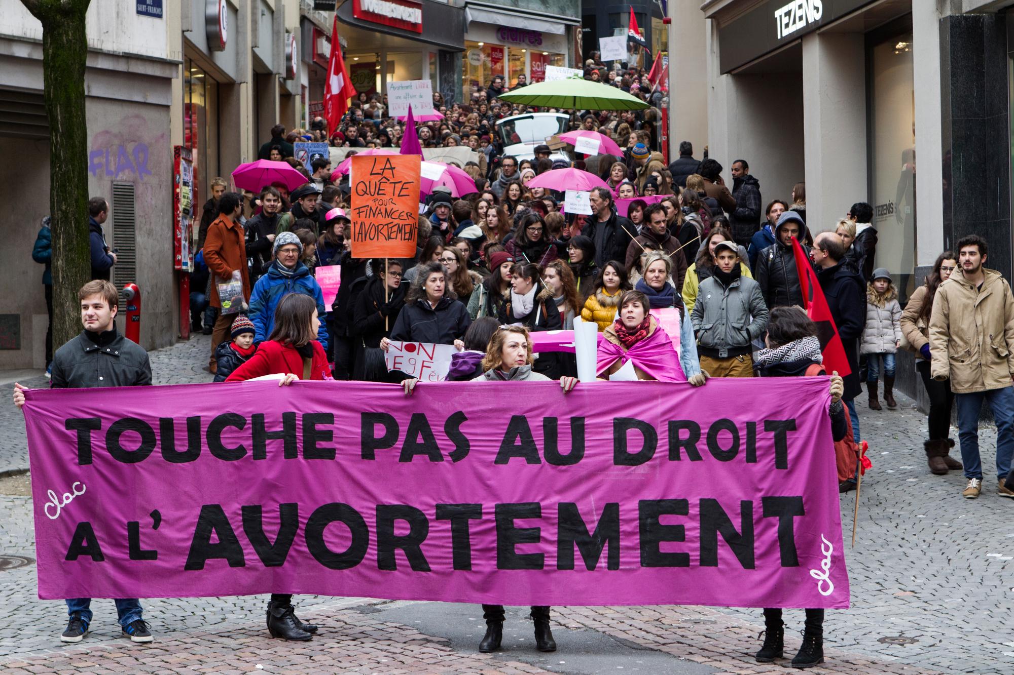Des gens defilent lors de la manifestation contre l'initiative "Financer l'avortement est une affaire privee" organise par le Collectif pour la liberte de l'avortement et de la contraception (CLAC) ce samedi 18 janvier 2014 a Lausanne. Le peuple suisse votera le 9 fevrier 2014 sur cette initiative. (KEYSTONE/Aline Staub)
