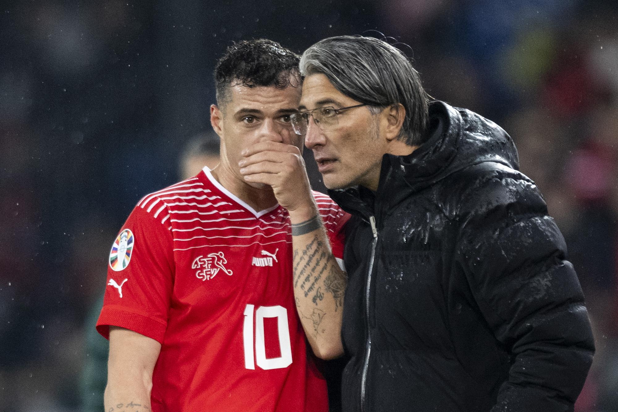 epa10983593 Switzerland's head coach Murat Yakin speaks with Granit Xhaka during the UEFA Euro 2024 qualifying group I soccer match between Switzerland and Kosovo at the St. Jakob-Park stadium in Basel, Switzerland, 18 November 2023. EPA/ENNIO LEANZA