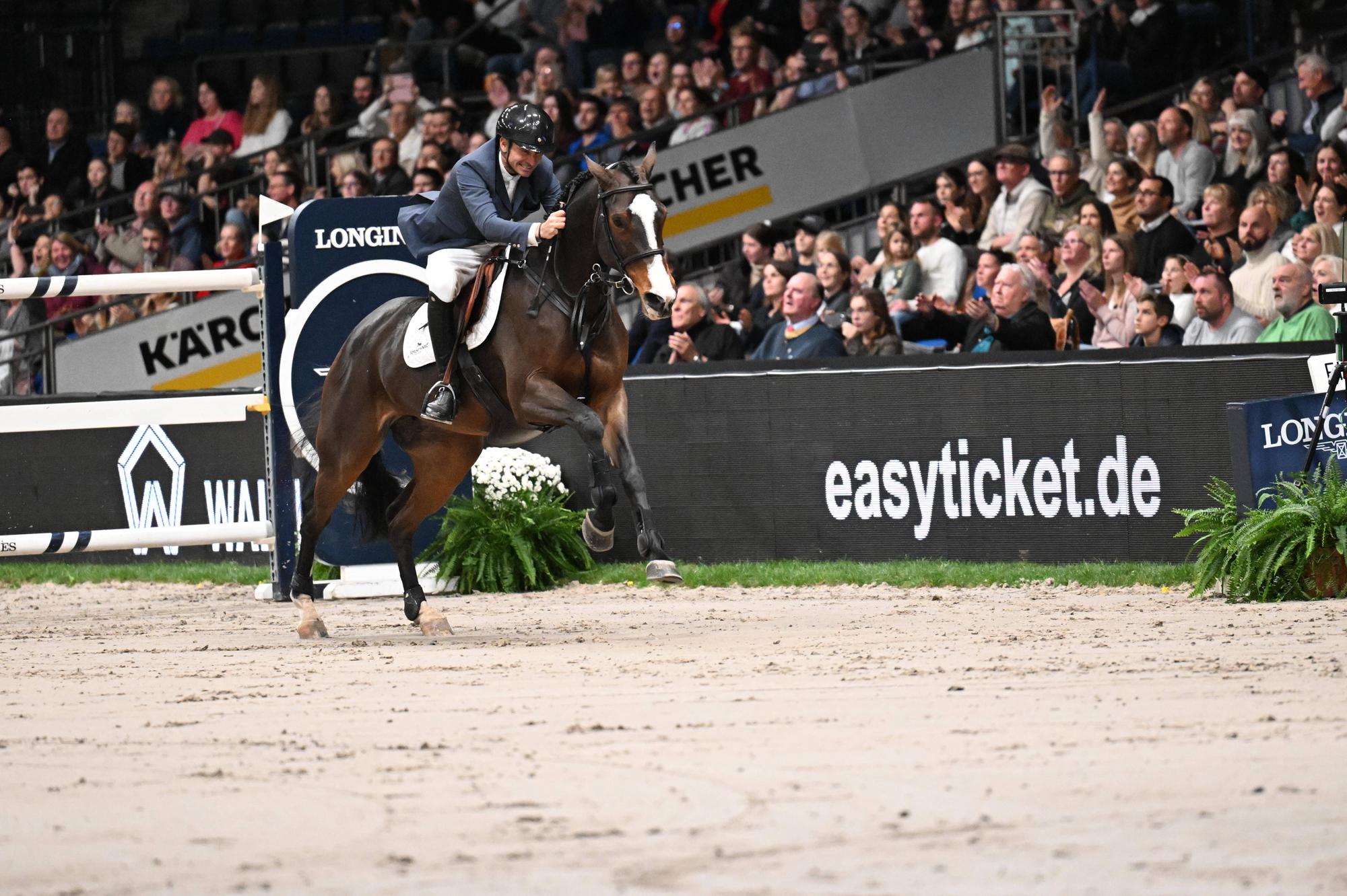 20231119 German Masters - Worldcup Stuttgart STUTTGART, GERMANY - NOVEMBER 19 2023 : GUERDAT Steve SUI, Dynamix de Belheme at - German Masters - Worldcup Stuttgart on November 19, 2023 in Stuttgart, . Stuttgart Baden Würtemberg Germany *** 20231119 German Masters Worldcup Stuttgart STUTTGART, GERMANY NOVEMBER 19 2023 GUERDAT Steve SUI , Dynamix de Belheme at German Masters Worldcup Stuttgart on November 19, 2023 in Stuttgart, Stuttgart Baden Würtemberg Germany