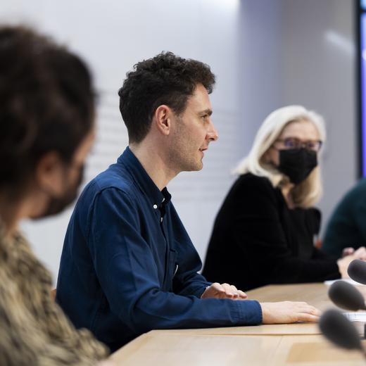 Simon Jacoby, Chefredaktor Tsueri.ch und Co-Praesident VMZ, spricht waehrend einer Medienkonferenz des Komitees "Ja zur Medienvielfalt", am Mittwoch, 5. Januar 2022, in Bern. (KEYSTONE/Peter Klaunzer)
