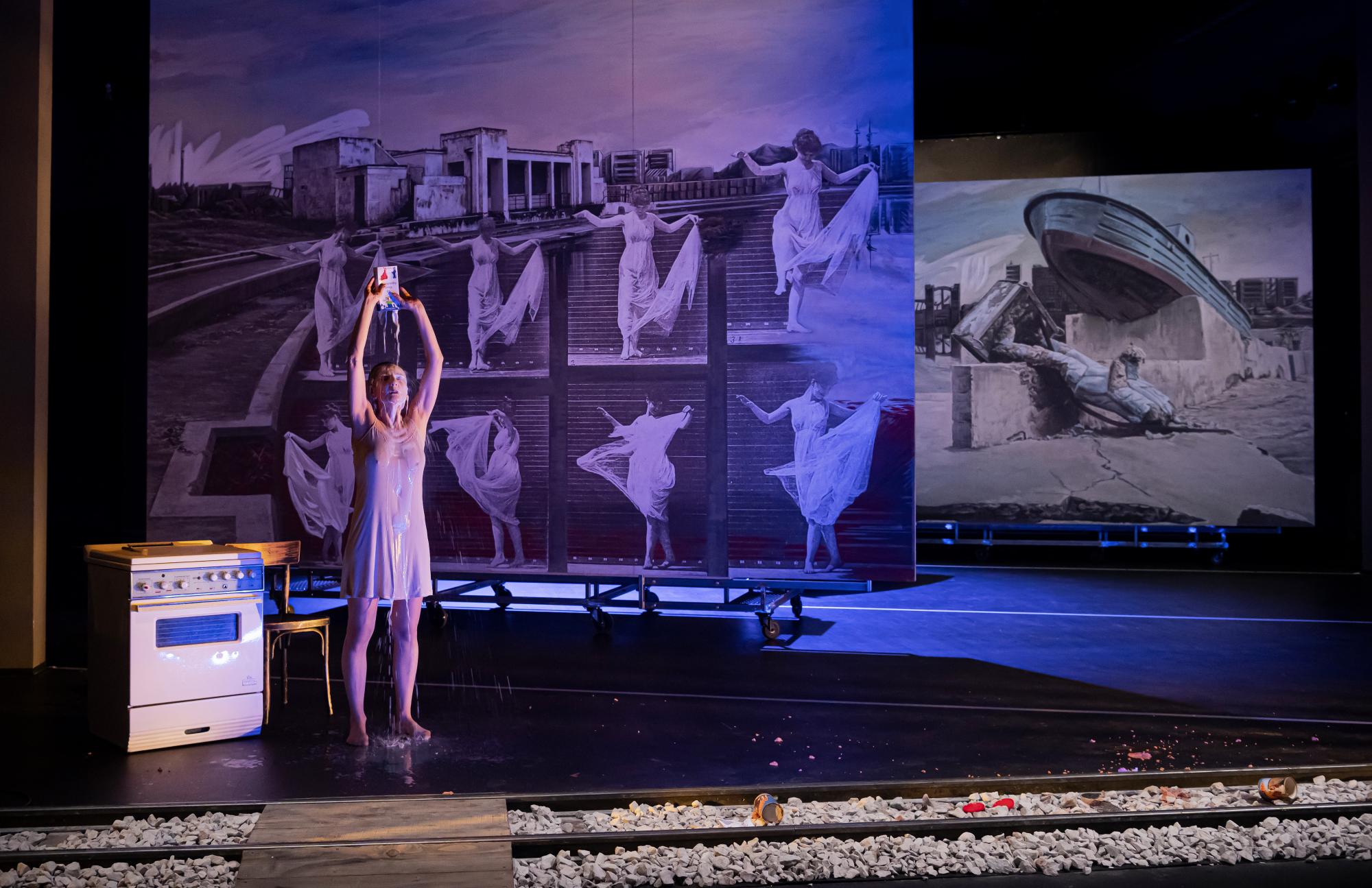 La comédienne Frédérique Loliée incarne magistralement une Médée blessée à mort.