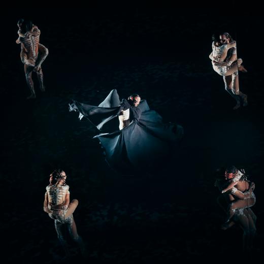 Le Ballet du Grand Théâtre offre une version aimante et merveilleuse du célébrissime «Boléro» de Maurice Ravel.