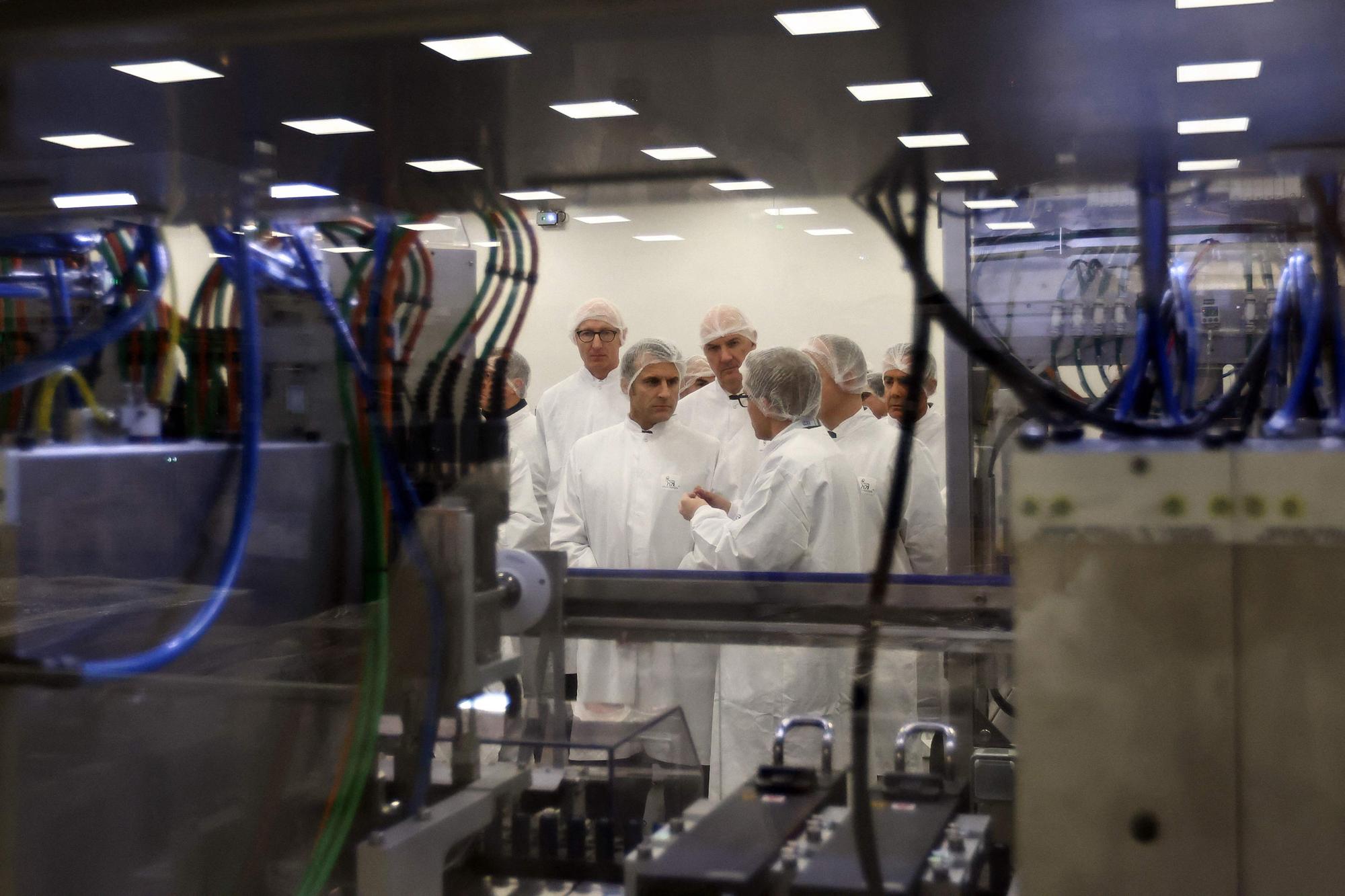 Image d'illustration: Le président français Emmanuel Macron (2ème) et le ministre délégué à l'Industrie Roland Lescure assistent à une visite de la multinationale pharmaceutique danoise Novo Nordisk à Chartres, dans le centre de la France, le 23 novembre 2023.