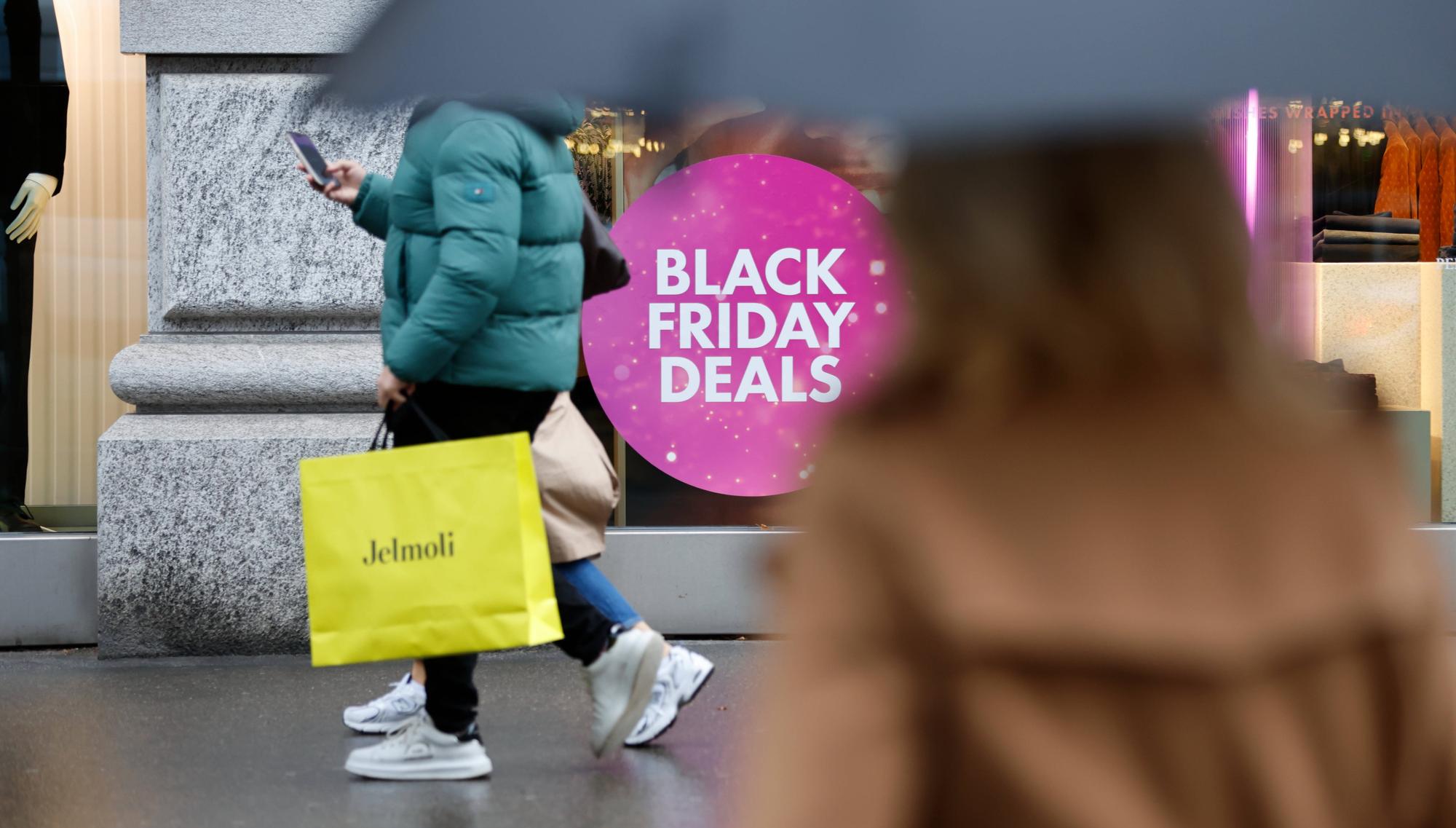 Foto Manuel Geisser 24.11.2023 Zuerich , SCHWEIZ, Schriftzug Black Friday Schaufenster Kleiderladen *** Photo Manuel Geisser 24 11 2023 Zuerich , SWITZERLAND, Lettering Black Friday shop window clothes store