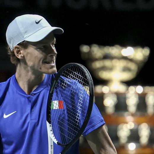 epa10996770 Italian player Jannick Sinner reacts against Australian tennis player Alex de Minaur during their singles match of the 2023 Davis Cup Final 8 finals Italy vs Australia in Malaga, Spain, 26 November 2023. EPA/Jorge Zapata
