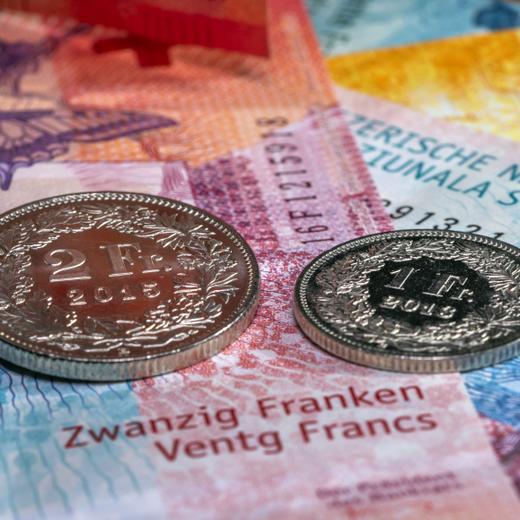 Banknoten und Muenzen, fotografiert in Basel am Dienstag, 12. Januar 2021. Die Volksinitiative "Kein Lohn unter 23 Franken" fordert die Einfuehrung eines kantonalen Mindestlohns von CHF 23.00 pro Arbeitsstunde. (KEYSTONE/Georgios Kefalas)