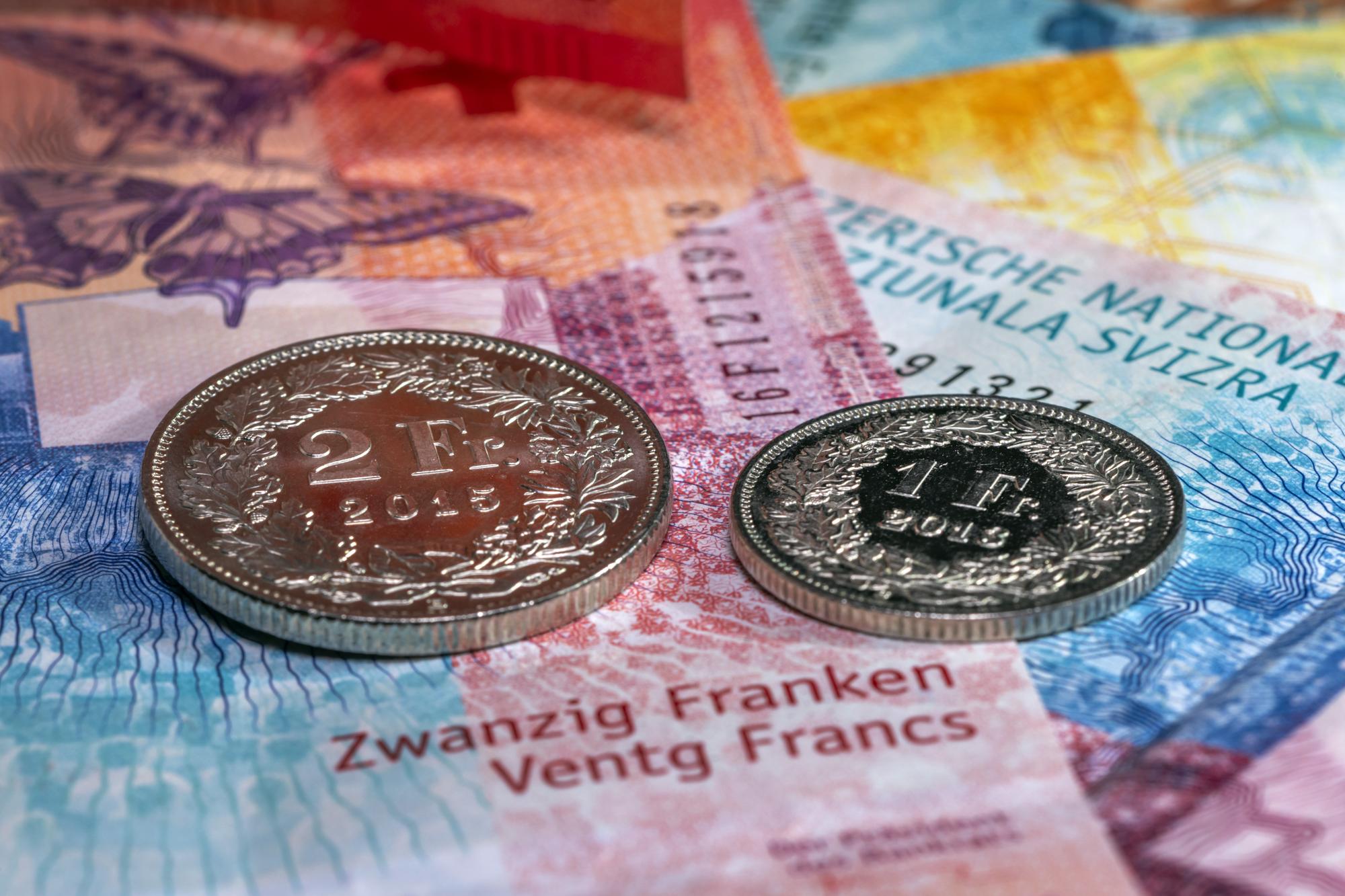 Banknoten und Muenzen, fotografiert in Basel am Dienstag, 12. Januar 2021. Die Volksinitiative "Kein Lohn unter 23 Franken" fordert die Einfuehrung eines kantonalen Mindestlohns von CHF 23.00 pro Arbeitsstunde. (KEYSTONE/Georgios Kefalas)
