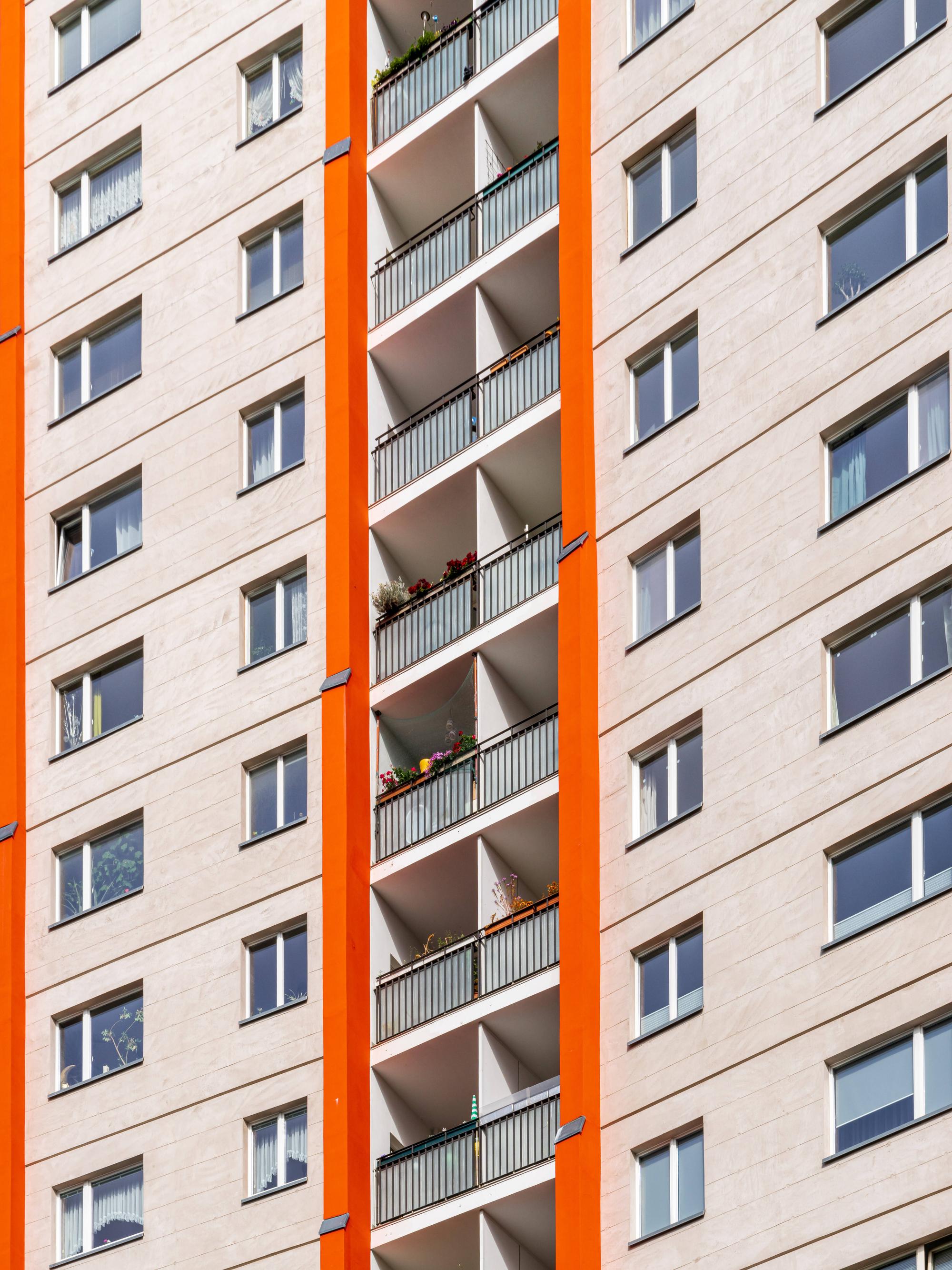 House facade in Berlin-Hansaviertel, Germany Berlin, Germany - September 16, 2021: Facade of a high-rise building with balconies in Berlin-Hansaviertel Copyright: xZoonar.com/BerndxBrueggemannx 18391102