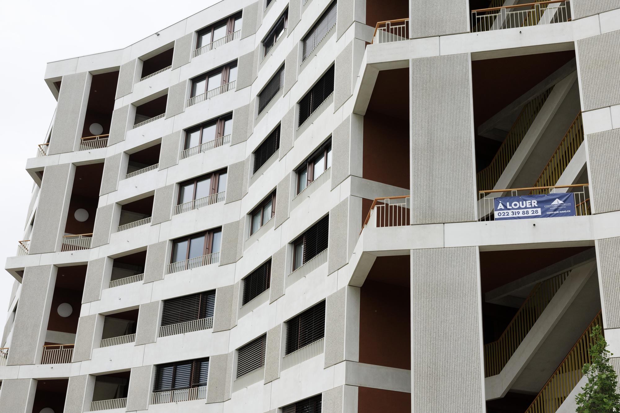 Une banderole "A Louer" est accroche sur un balcon de la facade d'un immeuble situe au chemin des Rambossons, ce mardi 9 mai 2023 a Geneve. L'immeuble "Les Rambossons" comprend 80 logements locatifs LUP-HLM de 2, 4, 5 et 6 pieces repartis sur 3 entrees. (KEYSTONE/Salvatore Di Nolfi)