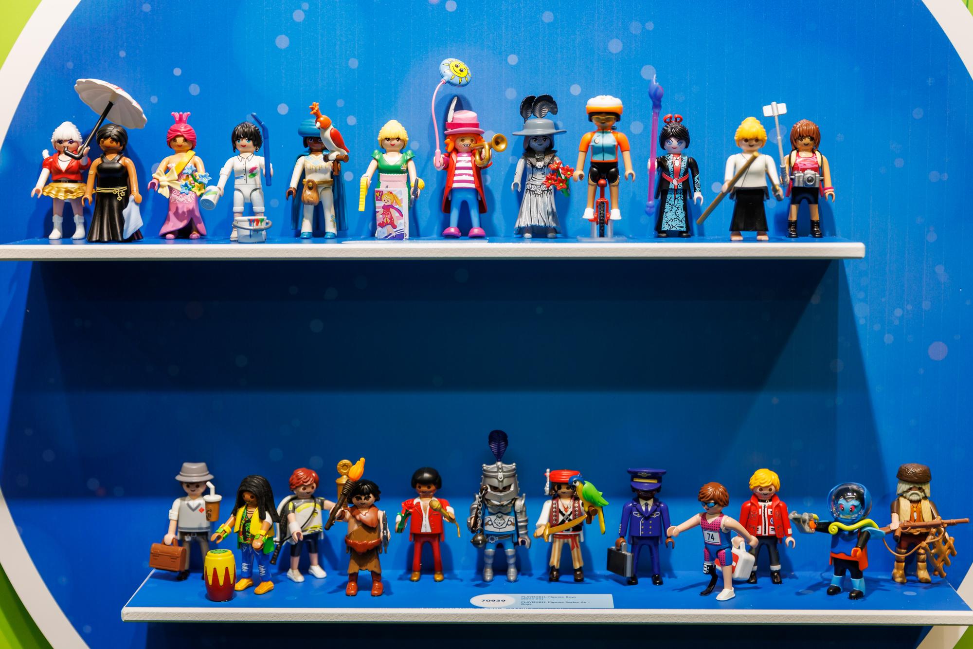 ARCHIV - 31.01.2023, Bayern, Nürnberg: Unterschiedliche Figuren stehen während der Neuheitenschau der Spielwarenmesse am Stand von Playmobil. Der Playmobil-Mutterkonzern baut weltweit rund 700 Stellen ab, davon rund 370 in Deutschland. (zu dpa «Mehrere Hundert Stellen bei Playmobil-Mutterkonzern fallen weg») Foto: Daniel Karmann/dpa +++ dpa-Bildfunk +++ (KEYSTONE/DPA/Daniel Karmann)